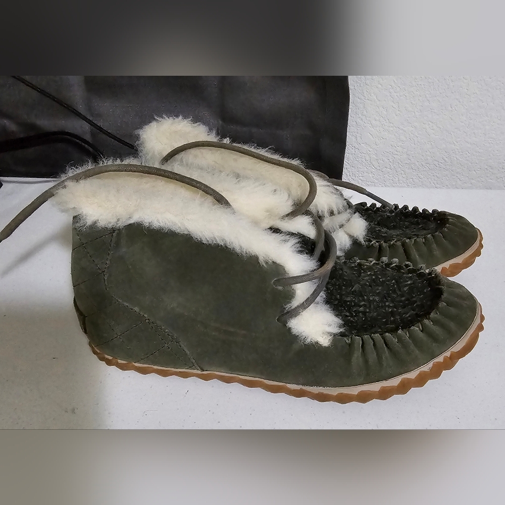 Sorel  size 6 green
